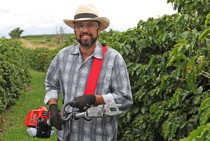 Tecnologia para colheita do café em montanhas causa impacto positivo de R$ 770 milhões