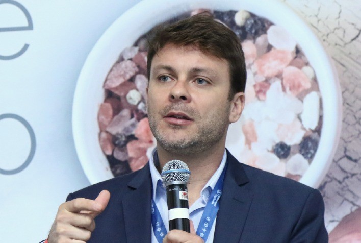 Tecnologias disruptivas na vacinação 4.0 são temas de webinar da Phibro Saúde Animal com Leonardo Vega