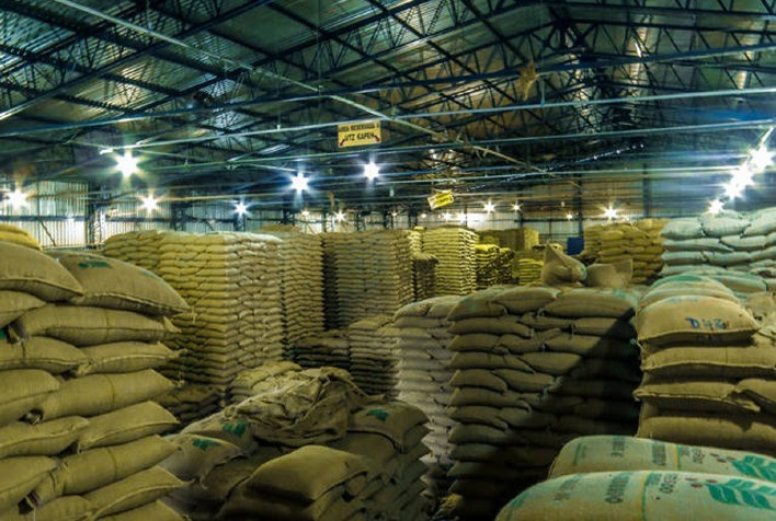 Com excesso de café, Brasil está sem espaço para armazenar grãos