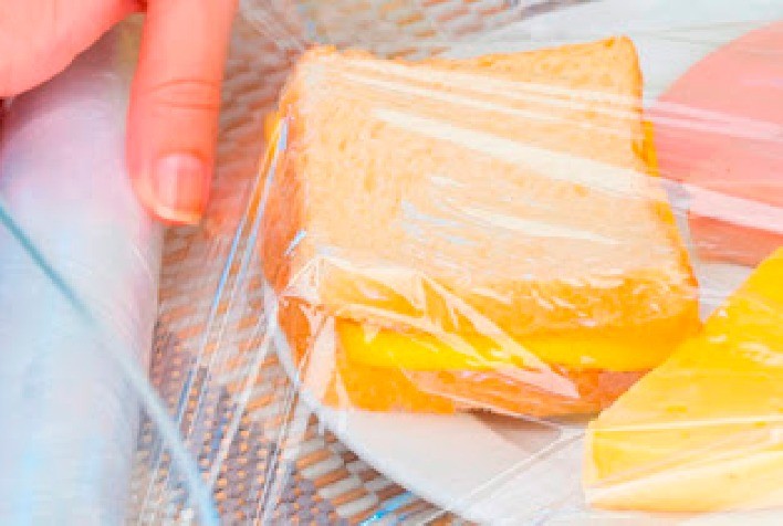 Filme plástico para proteção de alimentos e superfícies inativa o novo coronavírus
