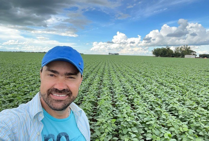 Um agricultor, buscando o aumento da produtivid