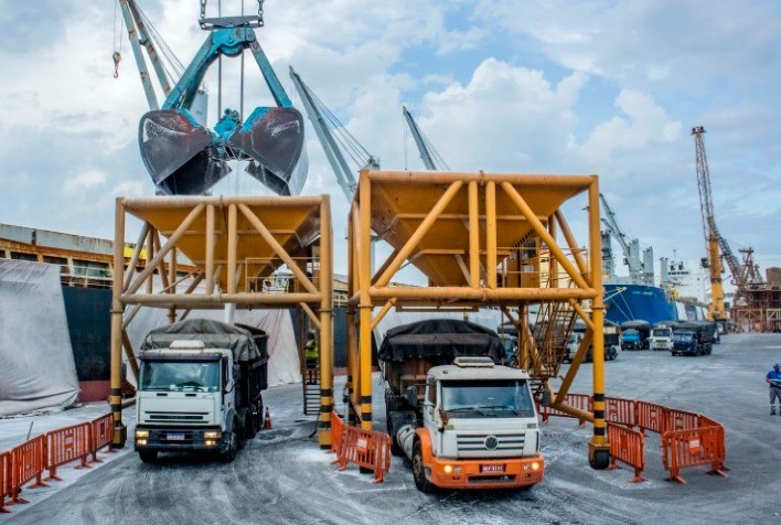 Importação de insumos cresce com avanço do Brasil na produção de grãos