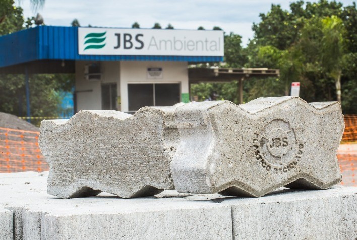JBS cria piso “verde” a partir de plástico reciclado