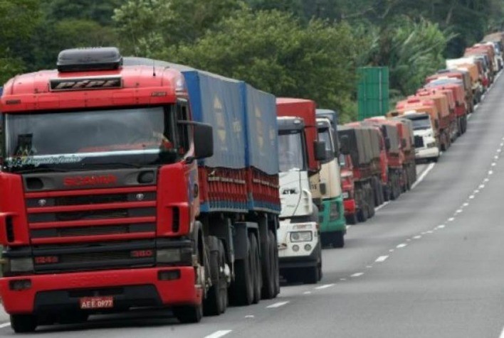 Caminhoneiros convocam greve para 25 de julho