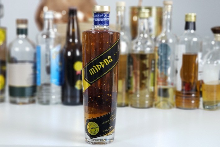 Em homenagem ao ano de criação da cachaça, Middas lança novo lote da bebida produzida com ouro em edição limitada com 1532 garrafas