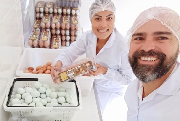 Com ajuda da Emater-MG, casal de produtores obtém cadastro para a produção e venda de ovos em todo estado