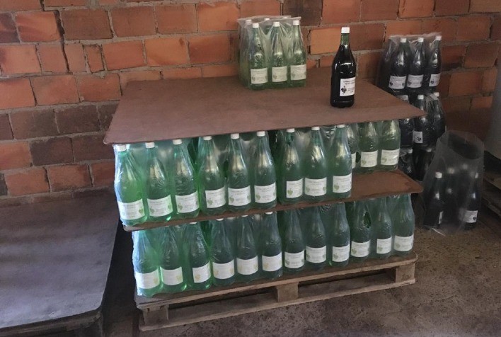 Agricultura apreende vinhos sem registro e rótulos para embalar 100 mil litros de vinho sem procedência
