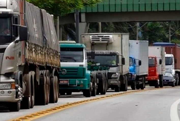 Greve de caminhoneiros: resistência diminui e grupos param na 2ª feira