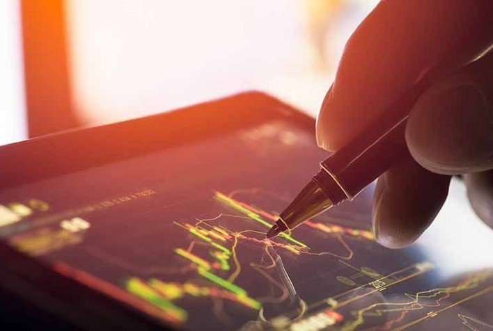 Bovespa opera em queda com cena externa e balanços no foco