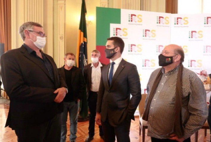 Pedido de redução no ICMS para vendas de suínos vivos é levado ao governador durante ato de sanção