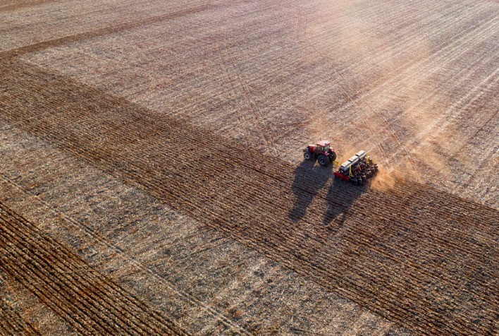 Com baixa umidade e calor, plantio de soja ainda é pontual no Brasil, diz AgRural