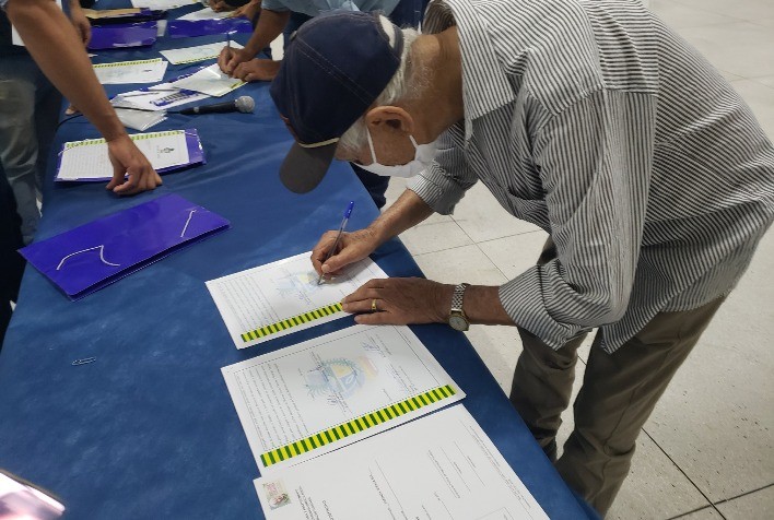 Governo de Goiás entrega mais de 60 novos títulos de regularização fundiária no Nordeste Goiano