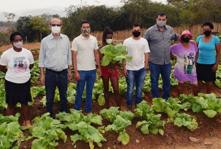 Implantação de horta comunitária visa melhorar alimentação e renda de famílias beneficiadas