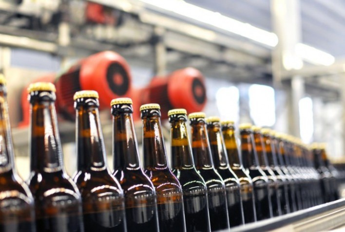 Descubra por qual motivo a garrafa de cerveja costuma ser marrom e como esse tipo de embalagem pode ajudar o meio ambiente