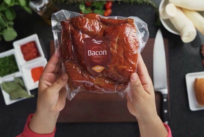Defumação natural com fumaça de verdade é diferencial na produção de bacon