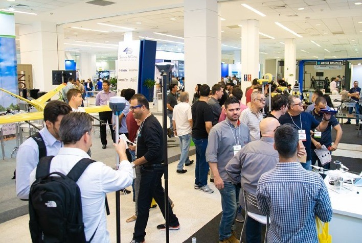Feira DroneShow tem debates, cursos e exposição de drones para pulverização