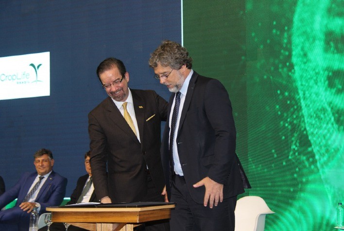Embrapa e CropLife Brasil firmam termo de compromisso para o estabelecimento de acordo para pesquisa aplicada sobre os enfezamentos e manejo integrado da cigarrinha-do-milho