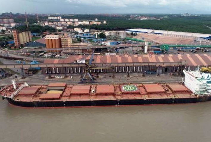 Porto do Itaqui recebe super-navio de grãos