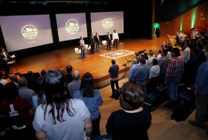 Em Campo Grande, centenas de produtores rurais debatem o futuro da pecuária nesta terça e quarta-feira
