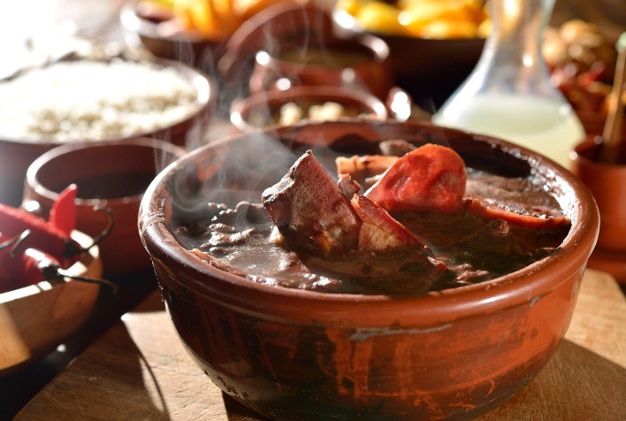 Feijoada impulsiona consumo de carne suína no inverno