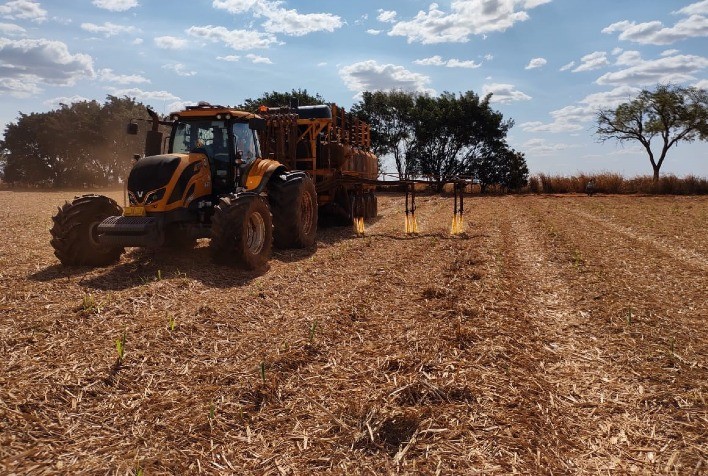 Iniciativa pioneira de fertirrigação do solo gera benefícios para a lavoura