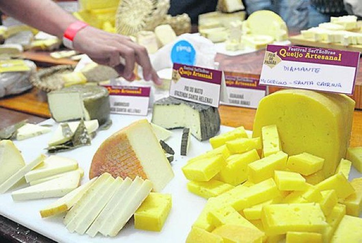 Seminário no IAC sobre cadeia produtiva de queijo marca encerramento de visita de delegação francesa ligada ao setor a São Paulo