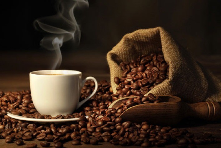 Mantendo suporte na queda dos estoques, café arábica amplia ganhos nesta 5ª feira