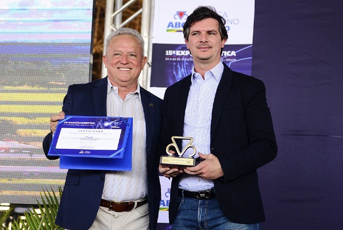 Parceira no projeto “Zebu, carne de qualidade”, Premix é homenageada na ExpoGenética