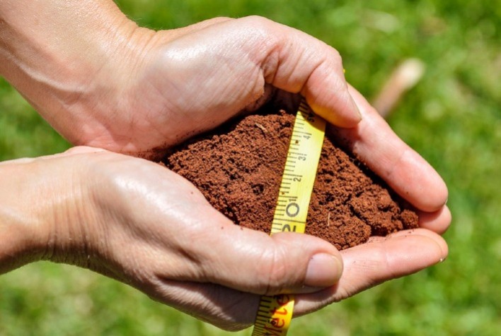 Branco destaca a importância do preparo do solo para o plantio e a colheita