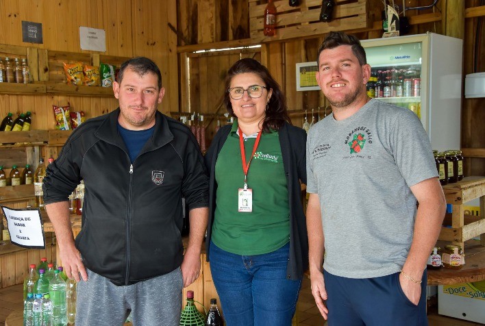 Família rural investe em produção de morangos e constrói tenda para atender seus clientes