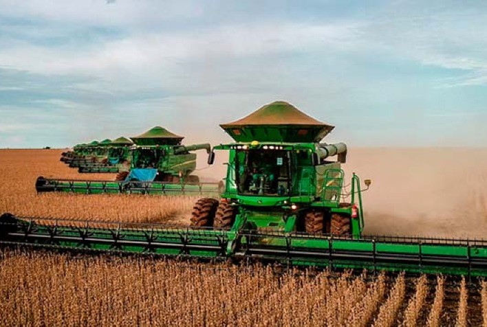 Colheita avança e preços da soja cedem no Brasil; produtor negocia mais