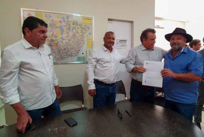 Governo de Minas entrega títulos de regularização fundiária em Jaíba
