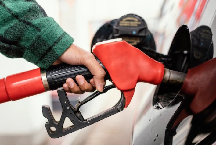 Gasolina fecha março acima de R＄5 e etanol com média de R＄ 4,60, aponta Ticket Log