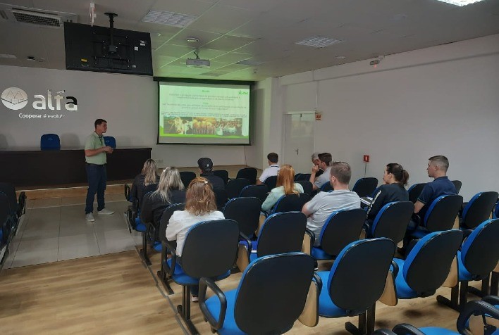 ICASA e Sindicarne capacitam técnicos e produtores rurais em educação ambiental