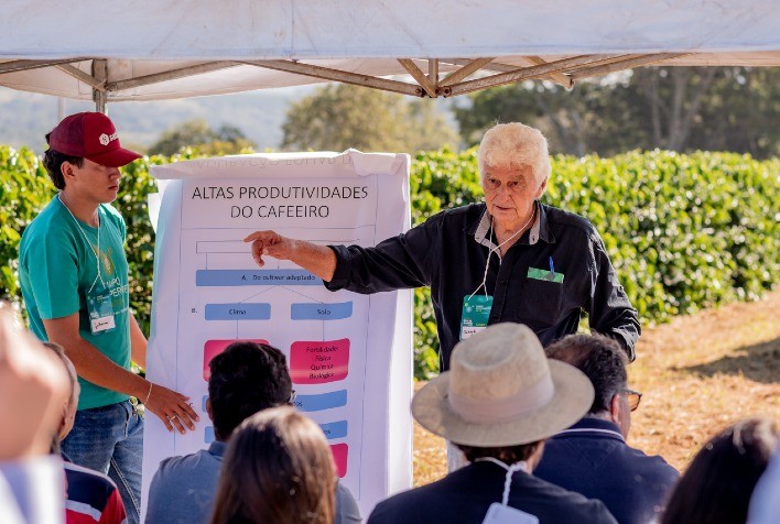 Araxá/MG: Dia de Campo reúne especialistas e produtores em programação sobre avanços na cafeicultura
