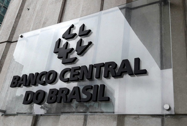 Arcabouço reduziu risco de cenário extremo de alta da dívida e pode baixar inflação, diz BC