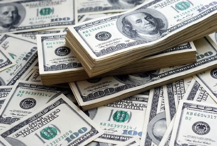 Dólar recua após Câmara aprovar texto-base do arcabouço, apesar de cautela sobre dívida dos EUA