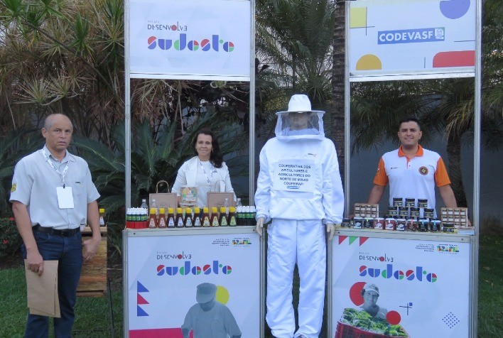 Codevasf e MIDR entregam Unidades de Extração Mel a associações de 25 municípios, além de Entreposto de Mel para Bocaiúva