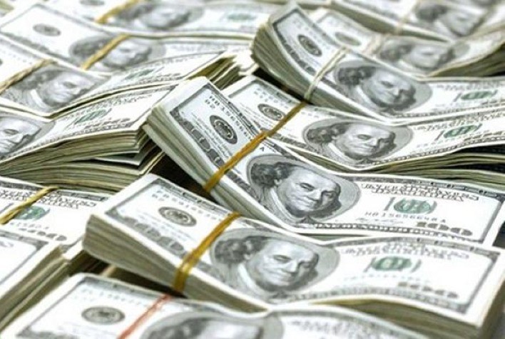 Dólar tem leve queda frente ao real com salto do petróleo e otimismo local; Fed fica no radar