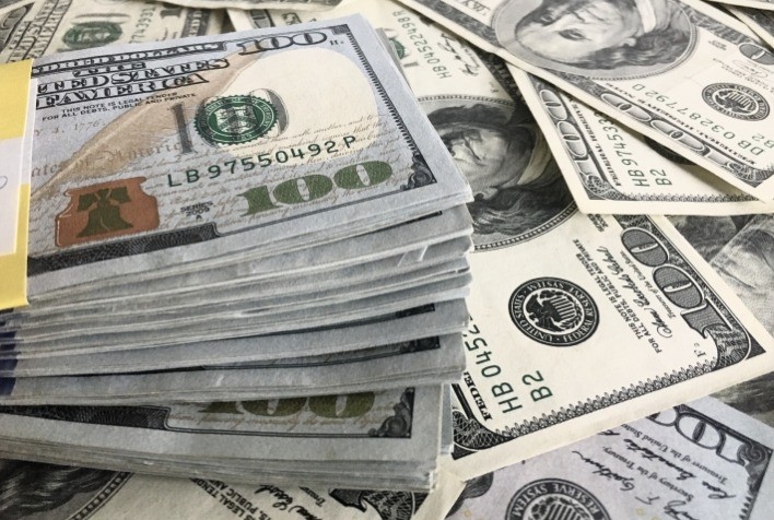 Dólar tem recuperação frente ao real após tombo da véspera; Fed segue no radar