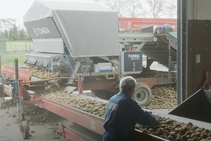 TOMRA 3A: Agricultor belga encontra a solução ideal para limpar as batatas que serão armazenadas