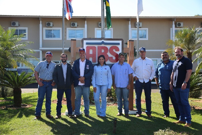 Pecuaristas de Goiás visitam central de biotecnologia em Uberaba