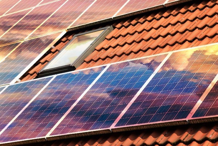Geração própria de energia solar ultrapassa 2 milhões de instalações em telhados e pequenos terrenos no País