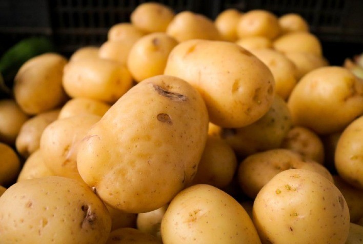 Preços da batata têm ligeiro recuo nos atacados com aumento gradual da oferta