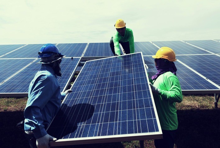 Internet 5G, veículos elétricos e baterias de armazenamento podem dobrar volume de energia solar no próximo ano no Brasil