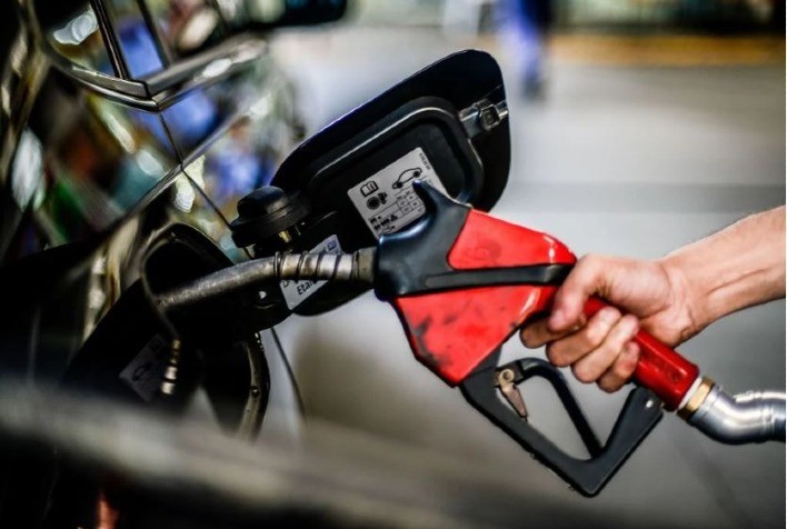 Nas férias de julho, motoristas gastam em média R$ 314 para encher o tanque com gasolina, diz Ticket Log