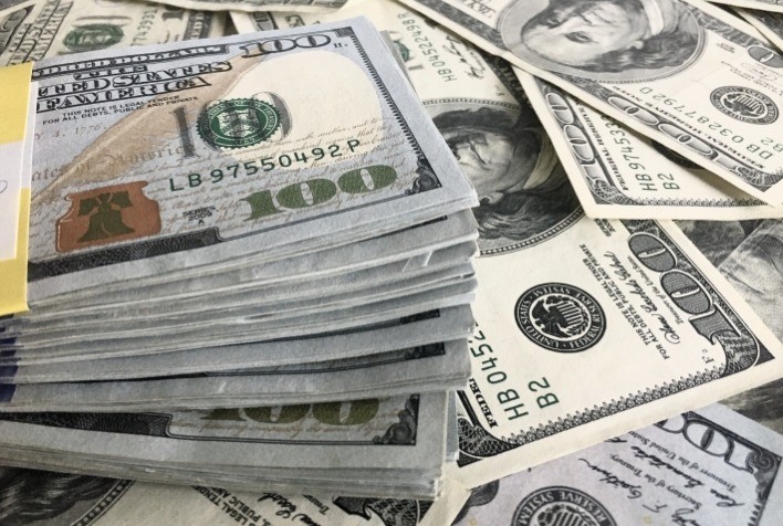 Dólar sustenta ganhos ante real com mercado à espera de dados de inflação e ata do Copom