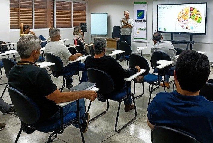 Emater realiza minicurso de produção de hortaliças para servidores da Seduc