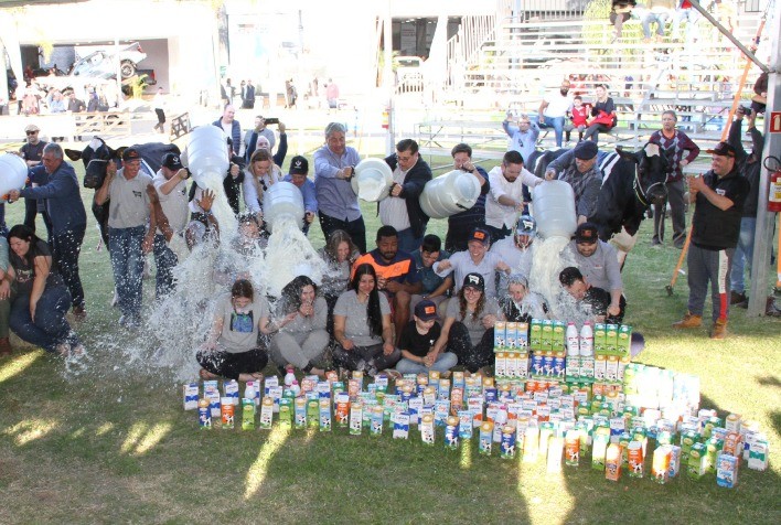 Protesto do setor leiteiro marca maior concurso da raça Holandesa na Expointer