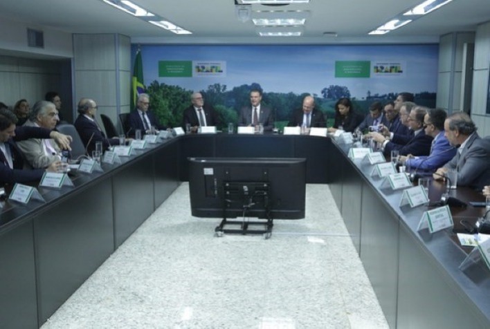 Ministro Carlos Fávaro realiza reunião ampliada no Mapa com os diferentes setores do agro